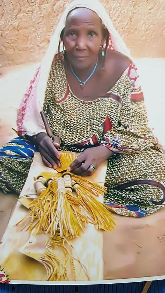 Artisane au travail dans l'atelier de Sévaré